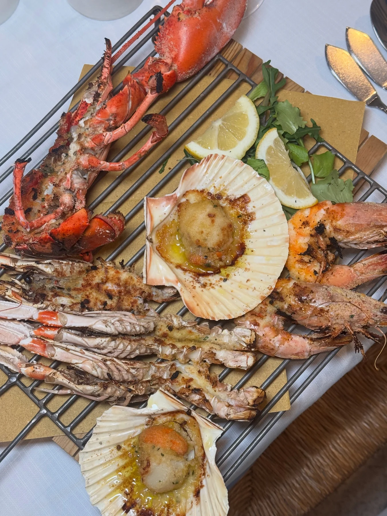 Grigliata di mare con crostacei e capesante