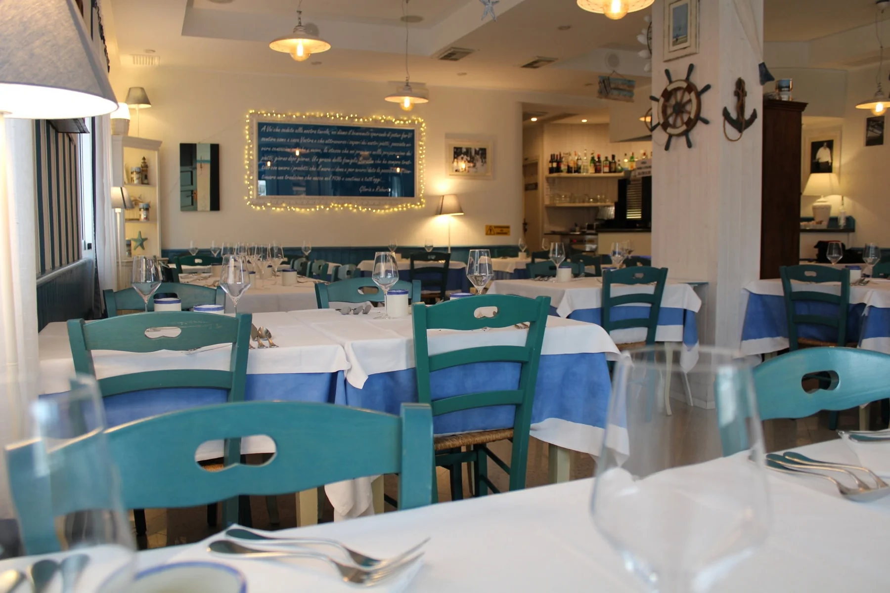 La sala di Barslon con le sedie turchesi