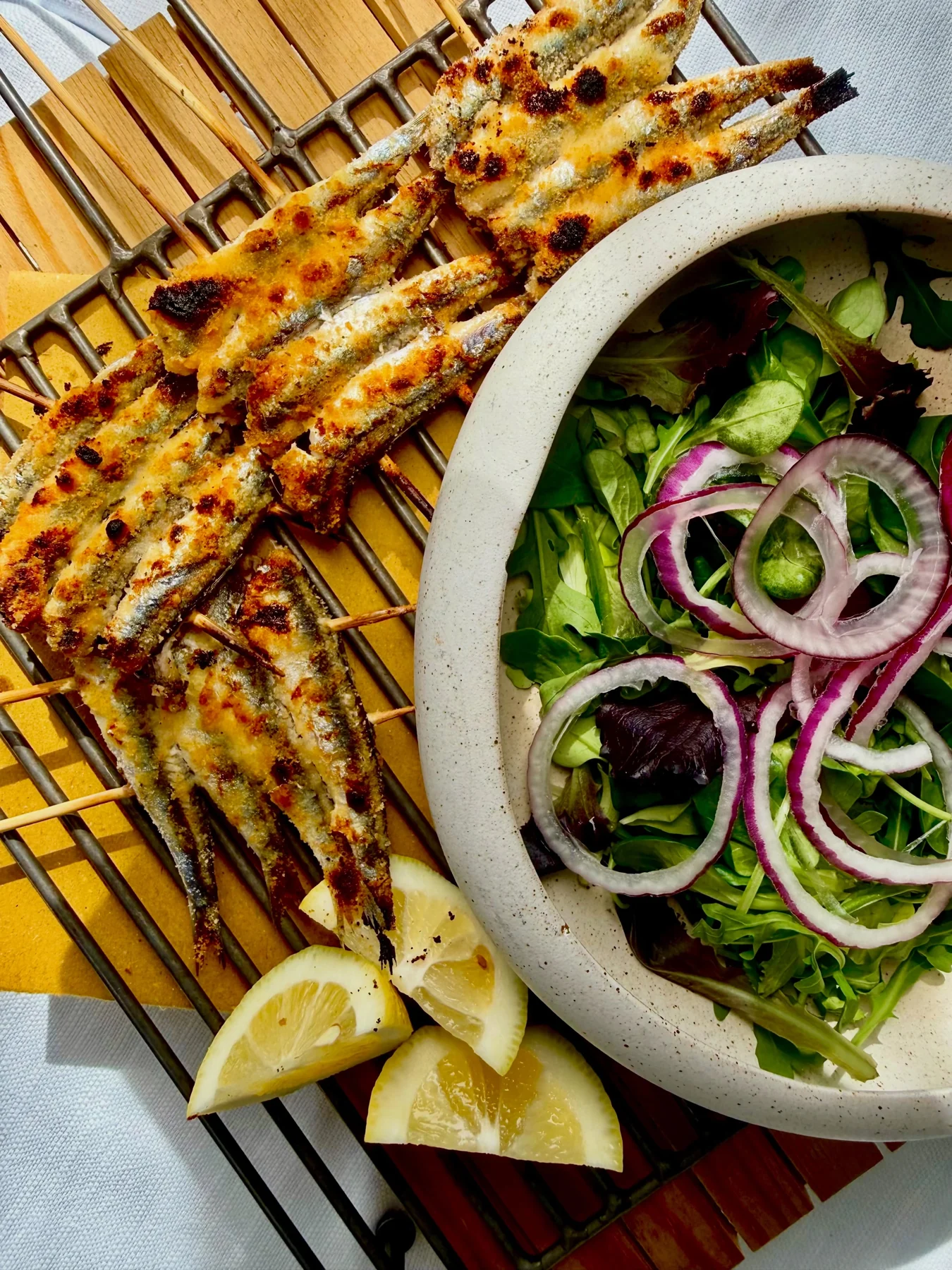 Sardoncini alla brace con radicchio e cipolla